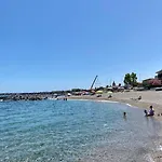 Bluemarine Beachfront 1 דירה